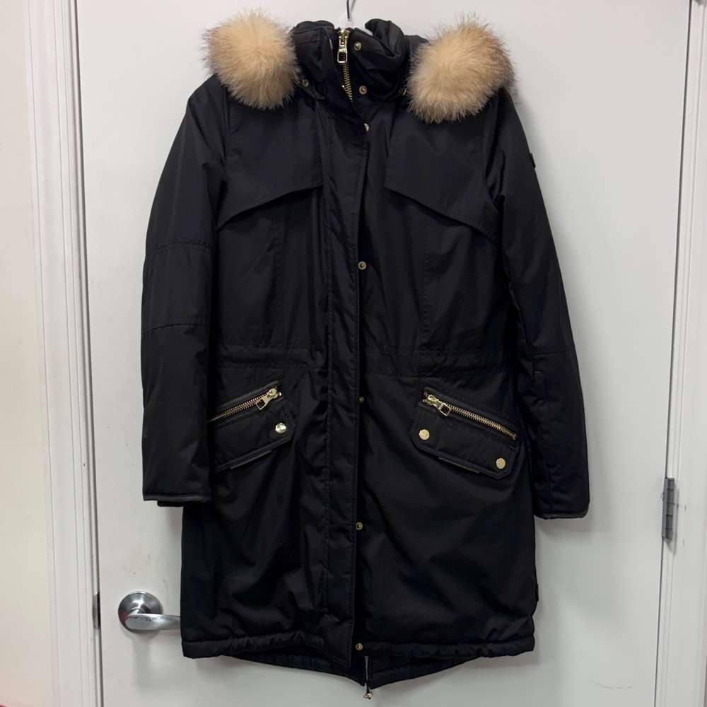 TUMI BLACK PUFFER COAT WITH TAN FUR TRIM.